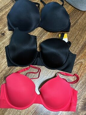 PINK Victoria's Secret 3-Pack Push-Up Bras — Black & Red
